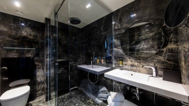 Badkamer met AquaClean douche-wc in Hotel Harmon House te Brussel