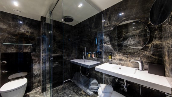 Salle de bains avec wc-douche AquaClean au Hotel Harmon House Salle de bains avec wc-douche AquaClean au Hotel Harmon House