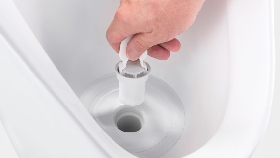 Siphon d'urinoir hybride Geberit s'enlève avec la clé de maintenance Siphon d'urinoir hybride Geberit s'enlève avec la clé de maintenance