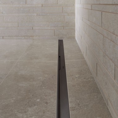 Het water loopt weg via een elegant profiel van roestvrij staal. Het water loopt weg via een elegant profiel van roestvrij staal.
