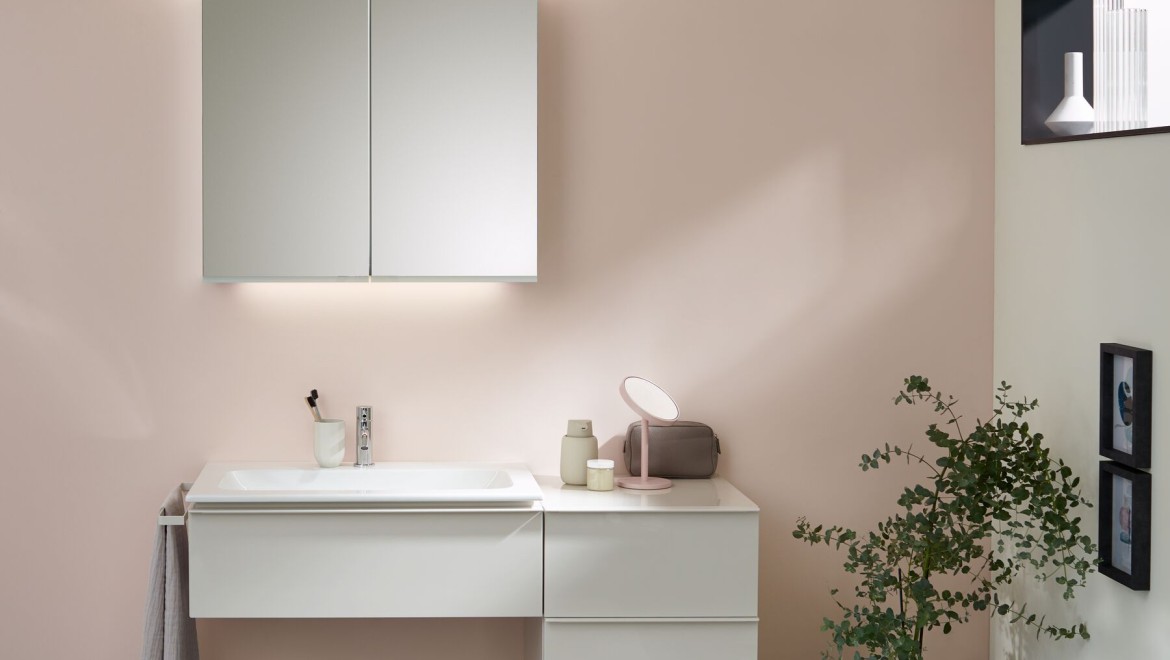 Série de salle de bains iCon avec armoire à miroir Option Plus (© Geberit)