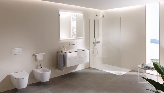 Een kijkje in een grote badkamer met Geberit AquaClean Mera douche-wc, badkamermeubilair en badkamerkeramiek (© Geberit) Een kijkje in een grote badkamer met Geberit AquaClean Mera douche-wc, badkamermeubilair en badkamerkeramiek (© Geberit)