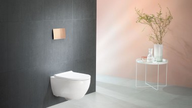 Geberit Acanto wc met TurboFlush spoeltechnologie en Sigma70 bedieningsplaat in roodgoud