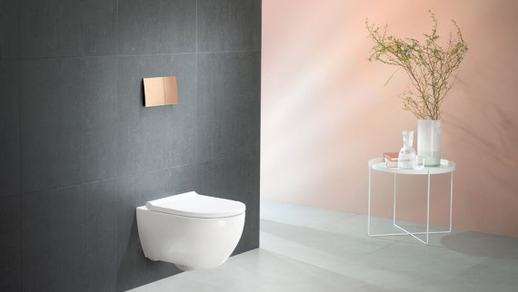WC Geberit Acanto avec technologie de rinçage TurboFlush et plaque de déclenchement Sigma70 en or rouge