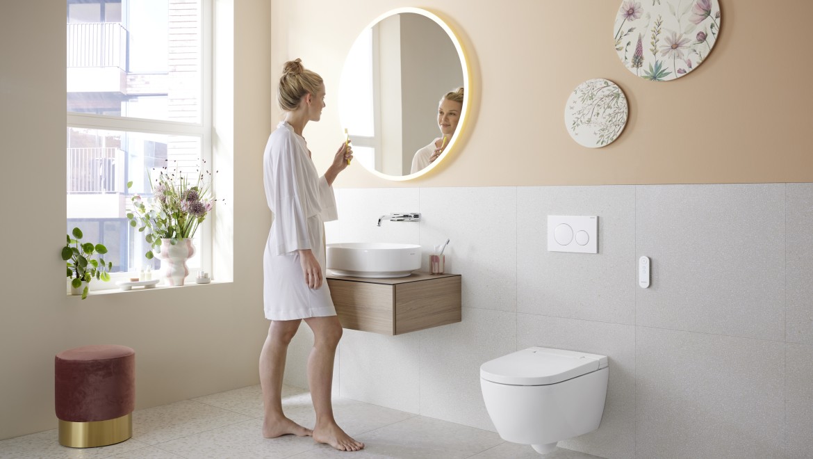 Salle de bains dans la couleur tendance Peach Fuzz avec le WC-douche Geberit AquaClean Alba