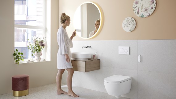 Salle de bains dans la couleur tendance Peach Fuzz avec WC-douche Geberit AquaClean Alba