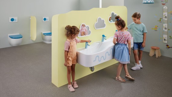 Les enfants jouent dans des locaux sanitaires équipés de Geberit Bambini Les enfants jouent dans des locaux sanitaires équipés de Geberit Bambini