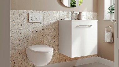 Kleine Geberit Selnova badkamer met hang-wc en wasplaats