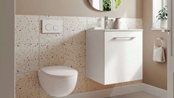 Kleine Geberit Selnova badkamer met hang-wc en wasplaats