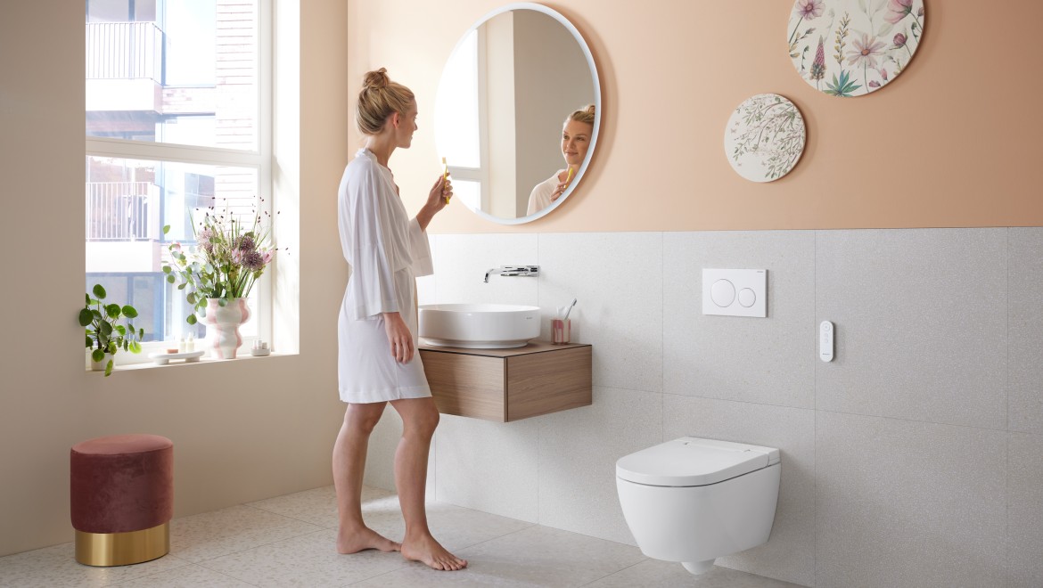 Salle de bains dans la couleur tendance Peach Fuzz avec WC-douche Geberit AquaClean Alba