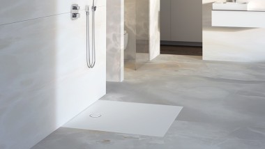 Salle de bains avec surface de douche Geberit Setaplano