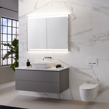 Mur carrelé aspect marbre, lavabo et armoire à miroir avec ComfortLight Geberit ONE