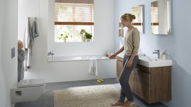 Mère et enfant dans une salle de bains familiale avec les produits Geberit Renova