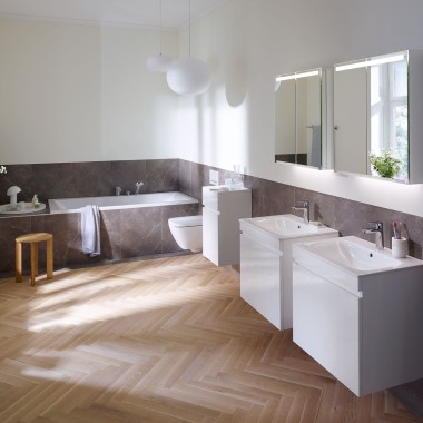 Salle de bains équipée de produits de la collection Geberit Renova