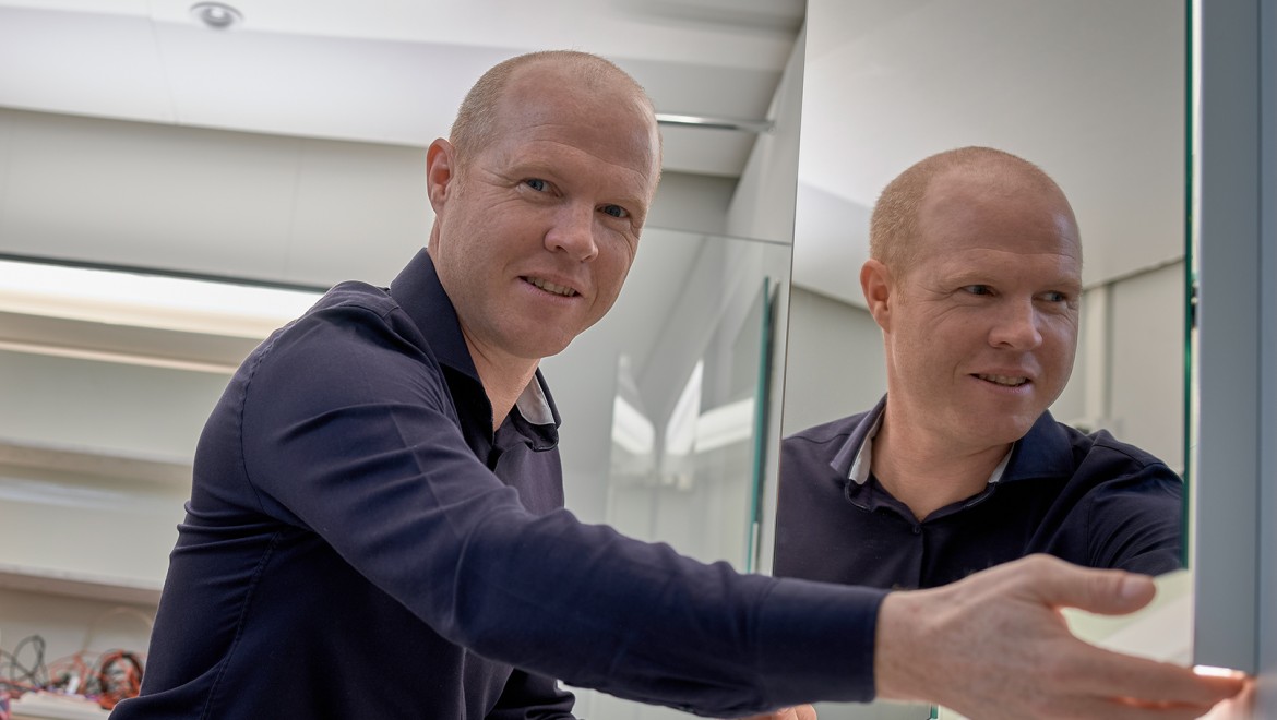 Verlichtingsdeskundige Andreas Janser in het lichtlaboratorium in de Geberit hoofdvestiging in Rapperswil-Jona, Zwitserland (© Geberit)