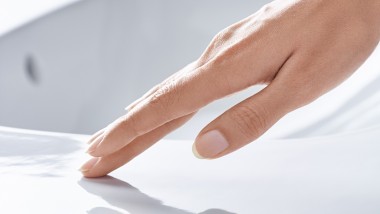 Hand over een keramische wastafel met KeraTect-coating