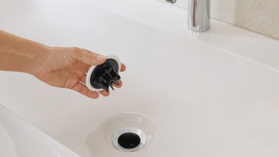 Geberit ONE washbasin: vertical water outlet with integrated comb insert in the drain Geberit ONE washbasin: vertical water outlet with integrated comb insert in the drain