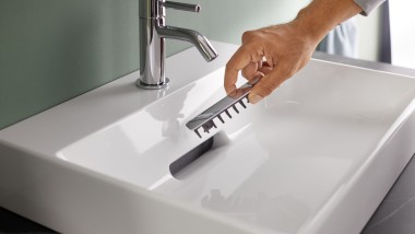 Meuble lavabo Geberit ONE avec insert de filtre à cheveux amovible