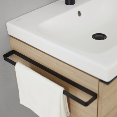 Sous-meuble Geberit iCon avec porte-serviettes en noir mat (© Geberit)