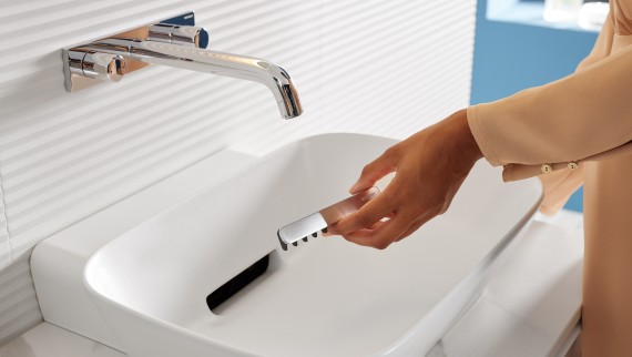 Washbasin drain with comb insert can be easily removed thanks to the magnetic bracket Washbasin drain with comb insert can be easily removed thanks to the magnetic bracket