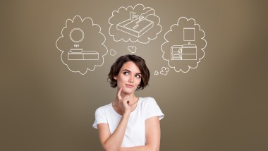 Vrouw in gedachten bij haar nieuwe wastafel