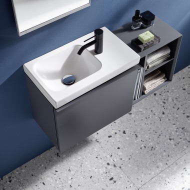 Petit lavabo Geberit iCon avec robinetterie latérale en noir mat