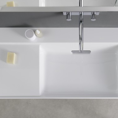 Lavabo Geberit ONE avec espace de rangement latéral asymétrique