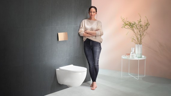 Geberit Acanto wc in de badkamer met wand in de trendkleur Peach Fuzz