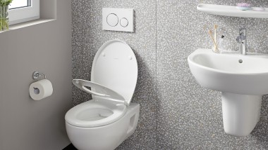 Vue sur une salle de bains avec WC Geberit ONE et bidet.