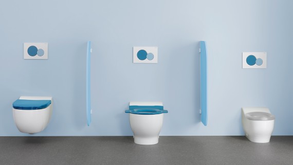 Toiletten uit de Geberit Bambini-badkamerserie met kleurrijke toilet-deksels en spoelplaten Toiletten uit de Geberit Bambini-badkamerserie met kleurrijke toilet-deksels en spoelplaten