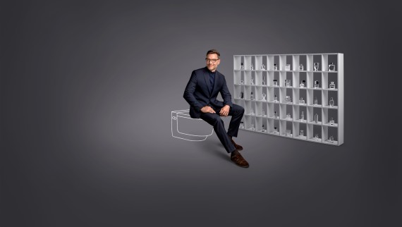 Homme assis sur un WC-douche Geberit AquaClean Mera Homme assis sur un WC-douche Geberit AquaClean Mera