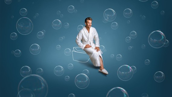 Tim assis sur un Geberit AquaClean Tuma Tim assis sur un Geberit AquaClean Tuma