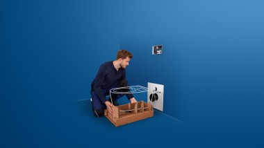 Servicetechnieker met Geberit AquaClean douche-wc