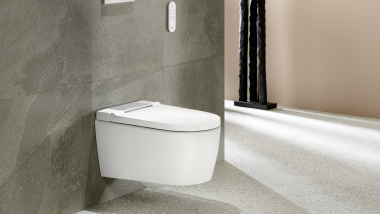 Salle de bains avec Geberit AquaClean Sela blanc et plaque de déclenchement Geberit Sigma20