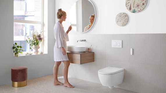 Geberit ONE badkamer met witte, sanitaire keramiek en badkamermeubilair (© Geberit) Geberit ONE badkamer met witte, sanitaire keramiek en badkamermeubilair (© Geberit)
