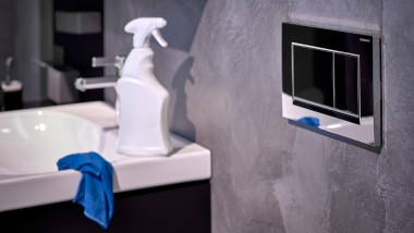 Reinigingsmiddel en -doek in de schone badkamer
