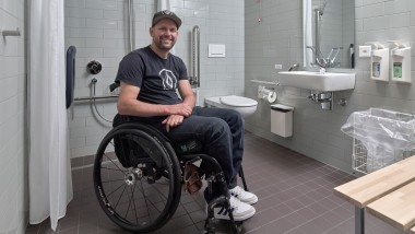 In gesprek met Peter Roos in het Zwitserse Centrum voor Paraplegie in Nottwil (© Ben Huggler)