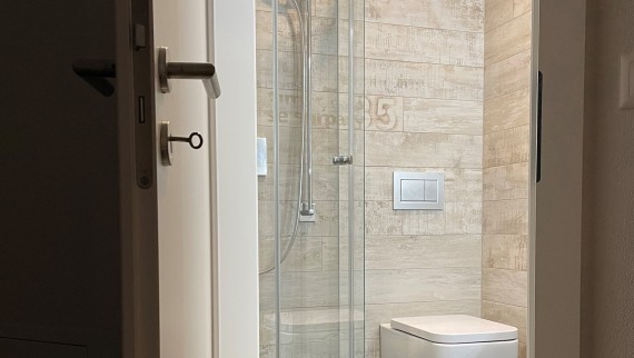 Porte de salle de bains ouvrant vers l'extérieur Porte de salle de bains ouvrant vers l'extérieur