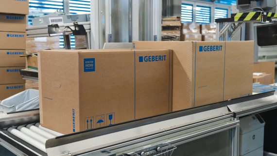 Nouvel emballage plus petit (à gauche) pour les toilettes de douche par rapport à l'ancienne boîte en carton (à droite) (© Julia Dunlop) Nouvel emballage plus petit (à gauche) pour les toilettes de douche par rapport à l'ancienne boîte en carton (à droite) (© Julia Dunlop)