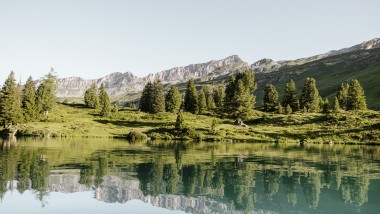 Imposante cascade dans un paysage verdoyant (© Geberit)