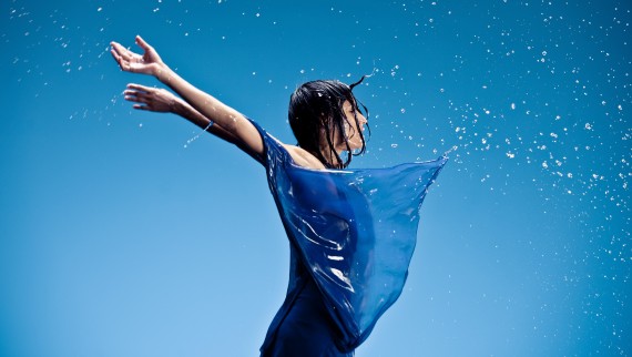 Melanie Winiger pose pour la campagne Geberit AquaClean Melanie Winiger pose pour la campagne Geberit AquaClean