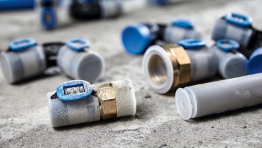 Geberit FlowFit fittingen en buizen zijn beschermd tegen vuil met beschermkappen