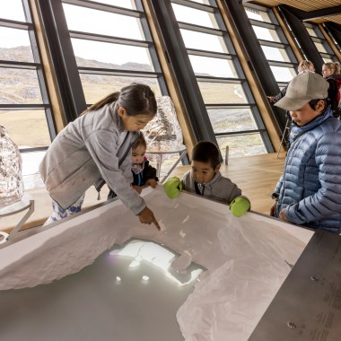 Enfants dans l’exposition de l’Icefjord Centre d’llulissat (© Adam Mørk)