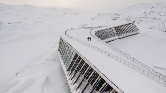 Le toit de l’Icefjord Centre sert aussi de terrasse (© Adam Mørk)