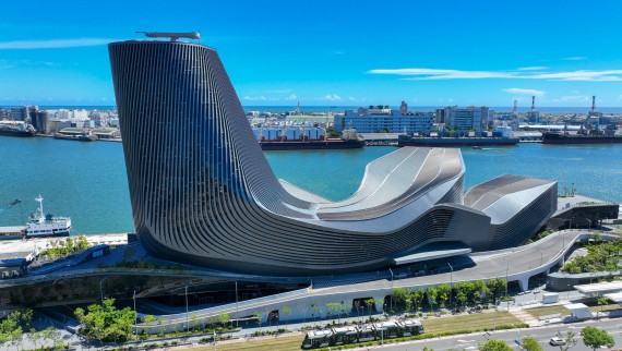 Évoquant la coque d’un navire, le terminal portuaire semble amarré à quai Évoquant la coque d’un navire, le terminal portuaire semble amarré à quai