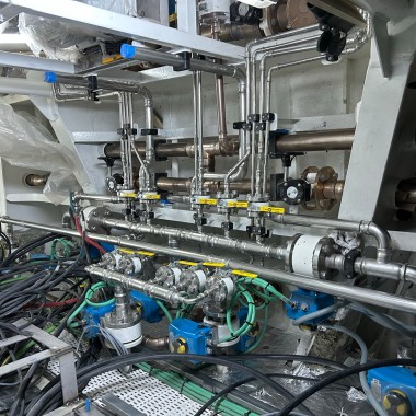 Voici à quoi ressemble la salle des machines d’un yacht du chantier naval Su Marine. Les tuyauteries Acier Inoxydable et CuNiFe sont posées dans un espace très Mapress confiné (© Su Marine Yachting)