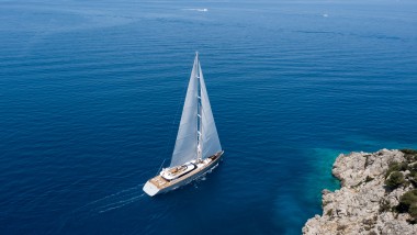 Un voilier du chantier naval ADA Yachting de Bodrum navigue sur la Méditerranée (© ADA Yachting)