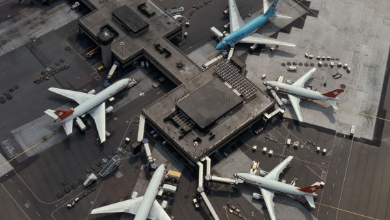 Terminal B op de luchthaven van Zürich in vogelvlucht (begin jaren 1980) (© Swissair) Terminal B op de luchthaven van Zürich in vogelvlucht (begin jaren 1980) (© Swissair)