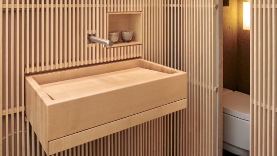 Equipées d’un WC-douche Geberit, les toilettes sont pensées comme un refuge, sans aucun stimulus visuel superflu. (© David Willen Studio) Equipées d’un WC-douche Geberit, les toilettes sont pensées comme un refuge, sans aucun stimulus visuel superflu. (© David Willen Studio)