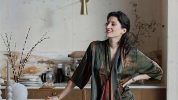 Interieurexperte en designer Büşra Qadir (© Büşra Qadir) Interieurexperte en designer Büşra Qadir (© Büşra Qadir)